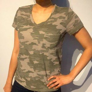 Universal Thread Camouflage V-Neck Tee XS
